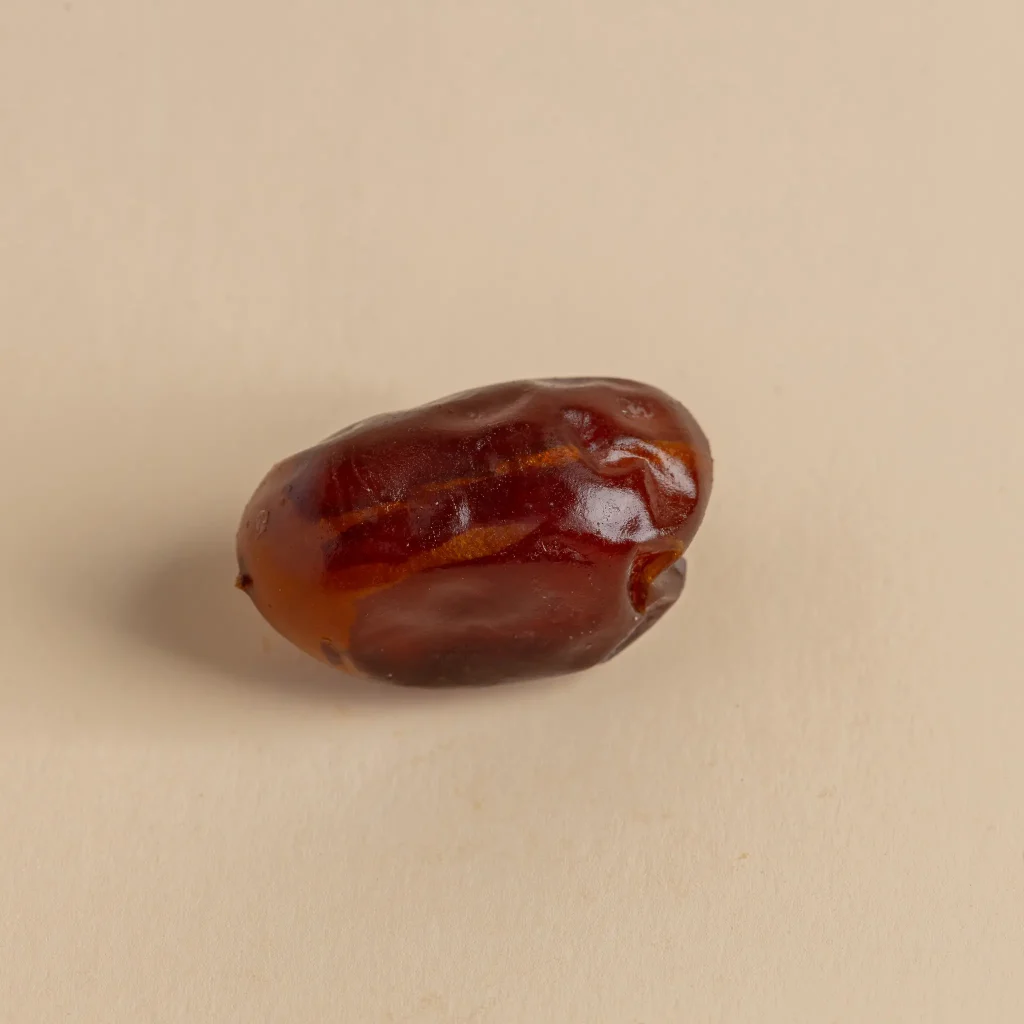 تمر خلاص فاخر مغلف فرديًا يقدم نكهة التمر في عبوة أنيقة. Indulge in Khalas Premium Dates – authentic Emirati dates with delightful natural sweetness and tender texture. Individually wrapped for lasting freshness.