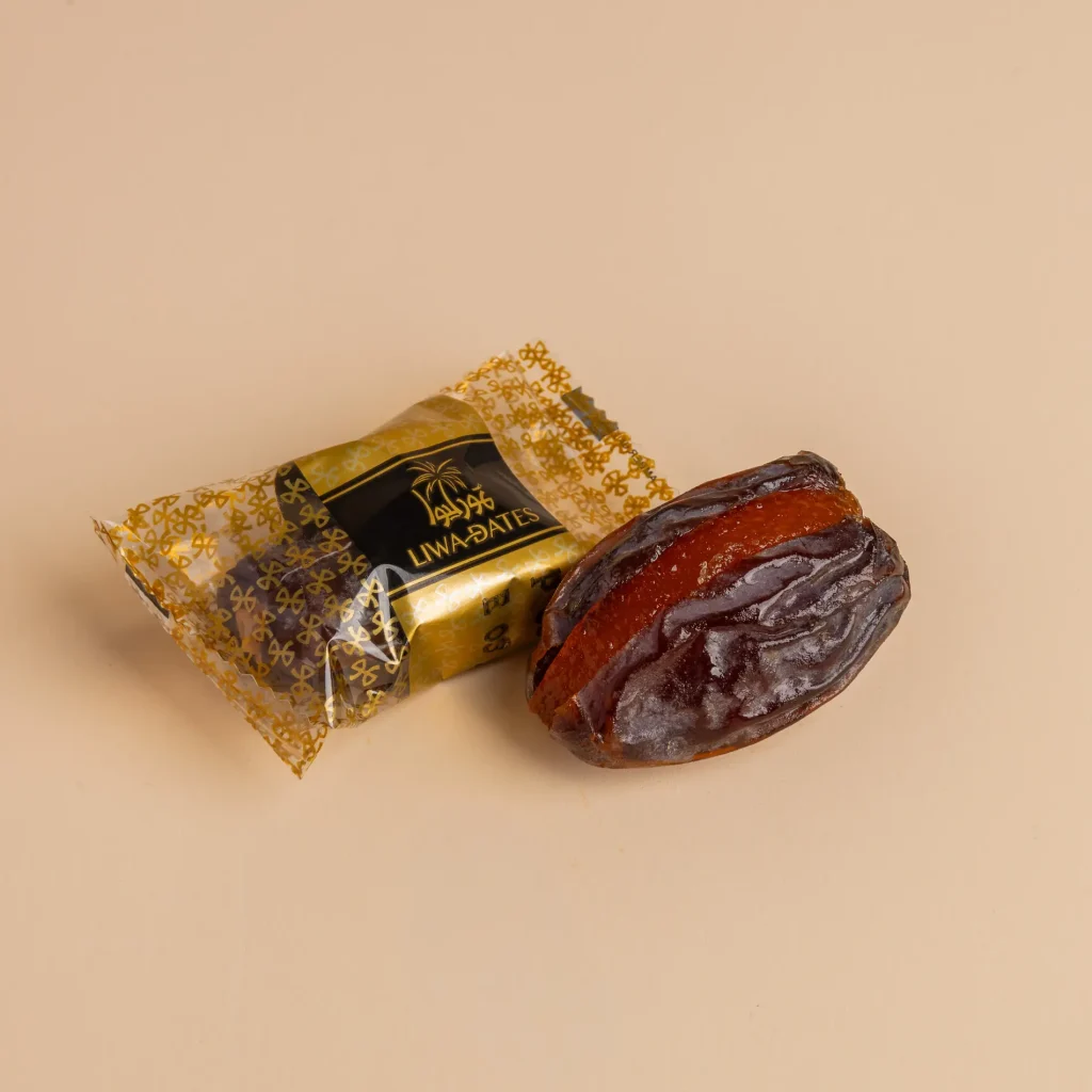 تمر مجدول محشو فاخر مغلف فرديًا يقدم نكهة التمر في عبوة أنيقة. Majdool Premium Filled dates feature a rich selection of gourmet stuffings, preserving freshness and taste. Ideal for elegant hospitality or luxury gifting.