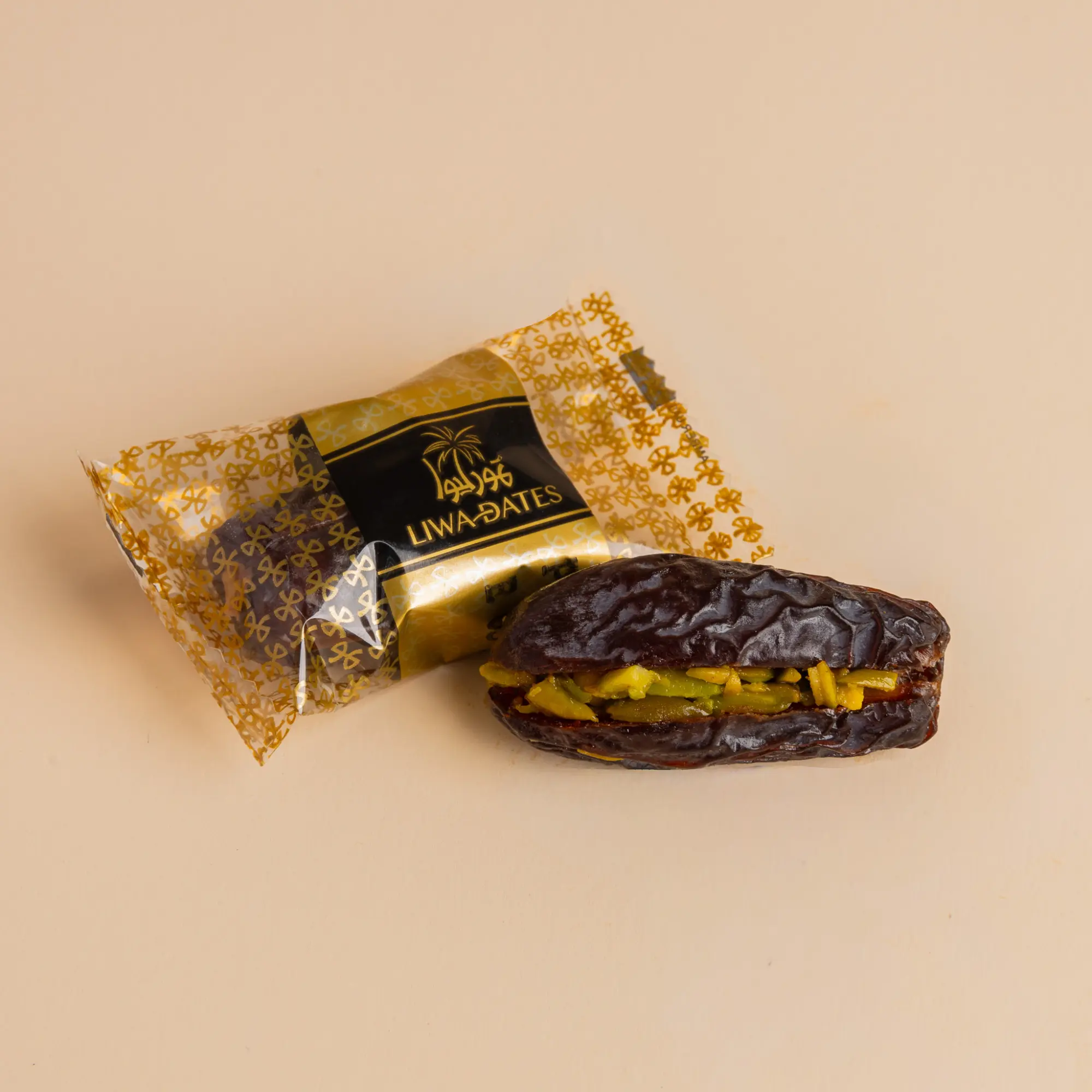 تمر مجدول محشو فاخر مغلف فرديًا يقدم نكهة التمر في عبوة أنيقة. Majdool Premium Filled dates feature a rich selection of gourmet stuffings, preserving freshness and taste. Ideal for elegant hospitality or luxury gifting.