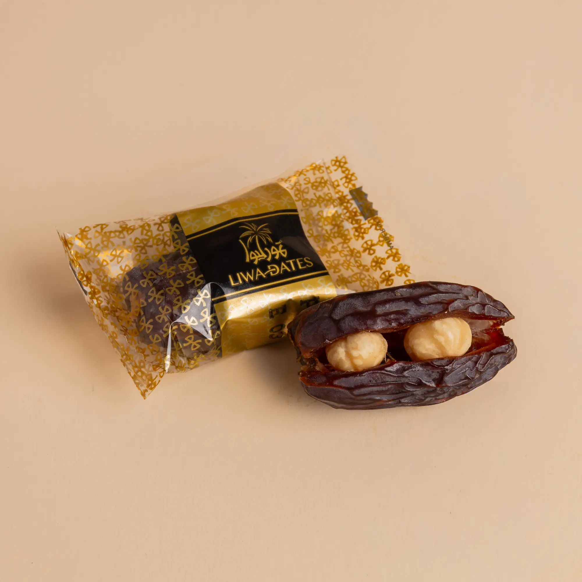 تمر مجدول محشو فاخر مغلف فرديًا يقدم نكهة التمر في عبوة أنيقة. Majdool Premium Filled dates feature a rich selection of gourmet stuffings, preserving freshness and taste. Ideal for elegant hospitality or luxury gifting.