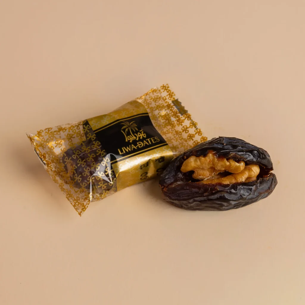 تمر مجدول محشو فاخر مغلف فرديًا يقدم نكهة التمر في عبوة أنيقة. Majdool Premium Filled dates feature a rich selection of gourmet stuffings, preserving freshness and taste. Ideal for elegant hospitality or luxury gifting.