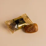 تمر سكري فاخر مغلف يقدم نكهة التمر في عبوة أنيقة. Enjoy premium Sukari Dry Dates with natural caramel flavor and chewy texture. Individually wrapped to keep them fresh. Perfect for gifting, hospitality.