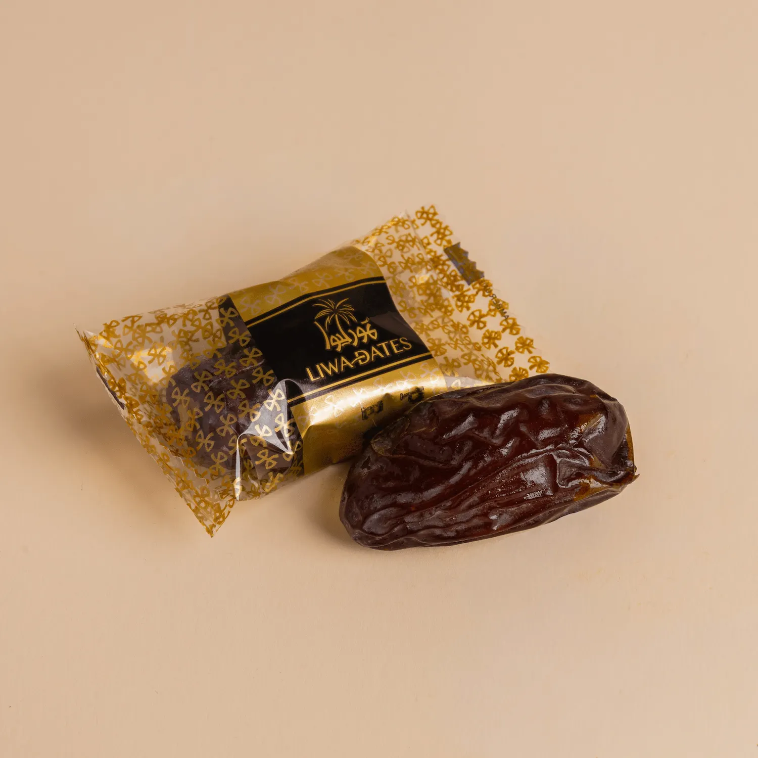 علبة تمر مغلف بشكل فردي – نكهة تمر أصيلة في تغليف فاخر! Discover premium Khudri Dates from Liwa Dates. Rich, naturally sweet with a firm yet tender texture, these authentic Emirati dates are individually wrapped.