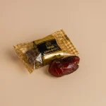 تمر خلاص فاخر مغلف فرديًا يقدم نكهة التمر في عبوة أنيقة. Indulge in Khalas Premium Dates – authentic Emirati dates with delightful natural sweetness and tender texture. Individually wrapped for lasting freshness.