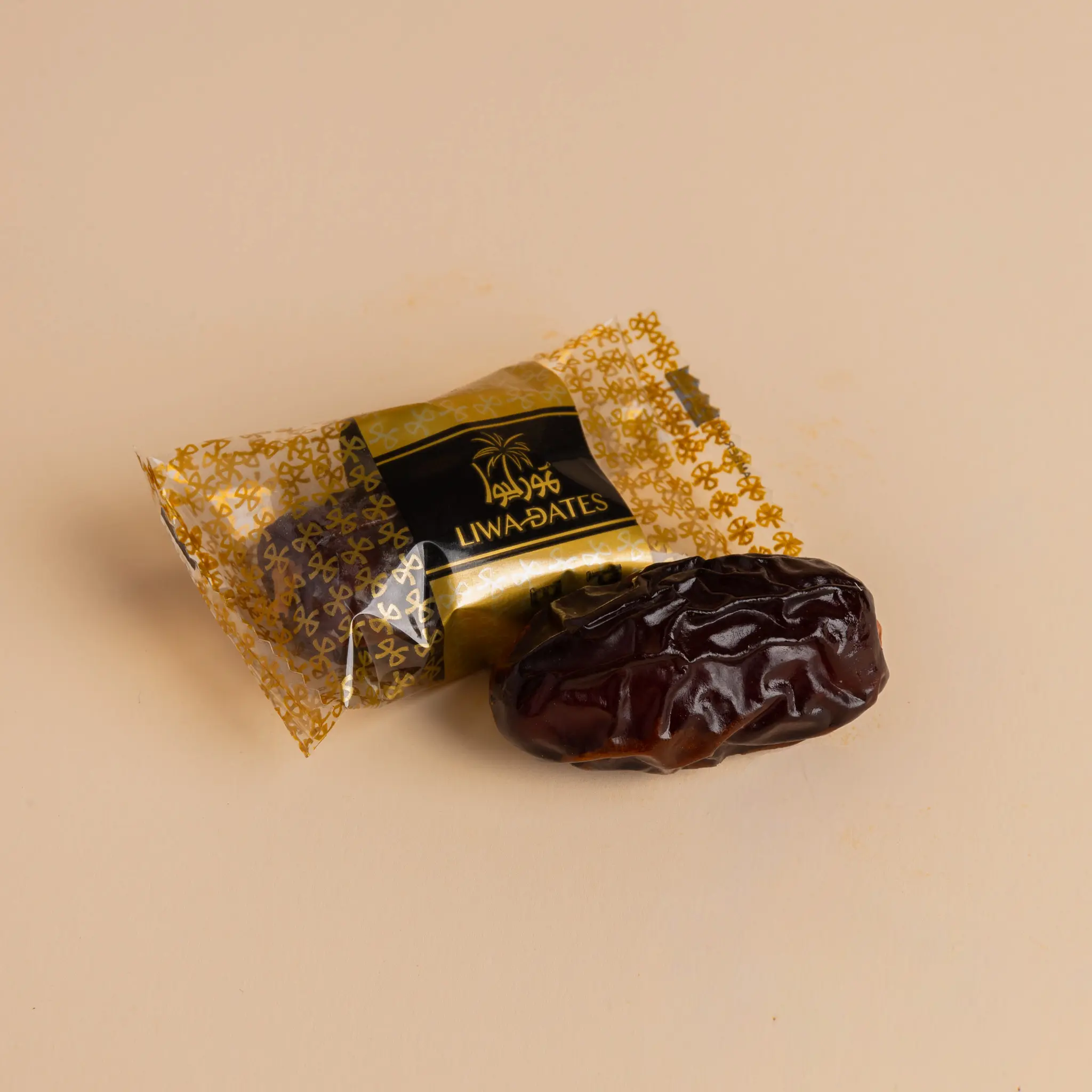 علبة تمر مغلف بشكل فردي – نكهة تمر أصيلة في تغليف فاخر Experience premium Majdool Dates from Liwa Dates. Individually wrapped to maintain freshness and quality. Perfect for office hospitality, gifting.