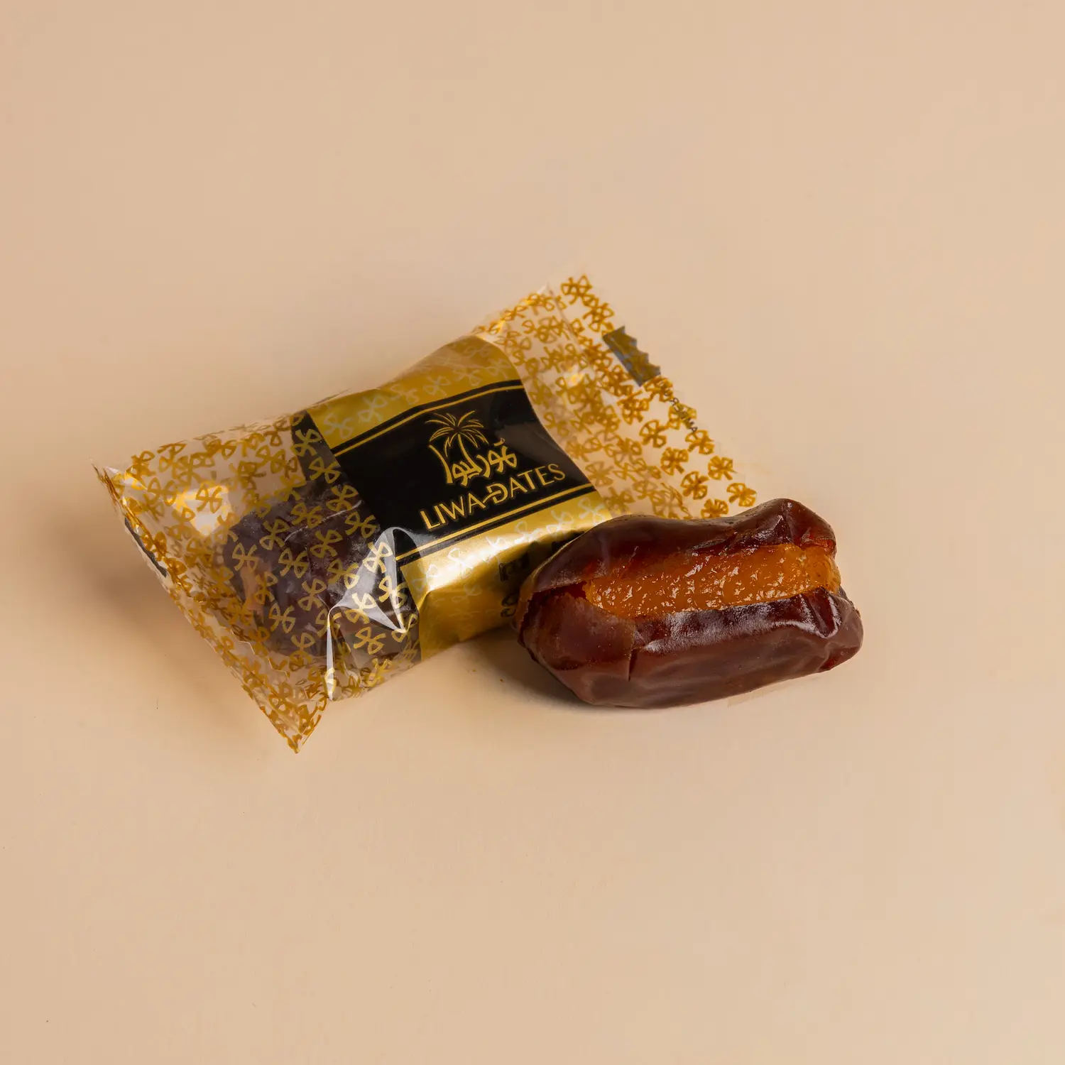 علبة تمر مغلف بشكل فردي – نكهة تمر أصيلة في تغليف فاخر. Discover Khudri Premium Filled Dates from Liwa Dates. High-quality Khudri dates stuffed with premium fillings, elegantly packaged.