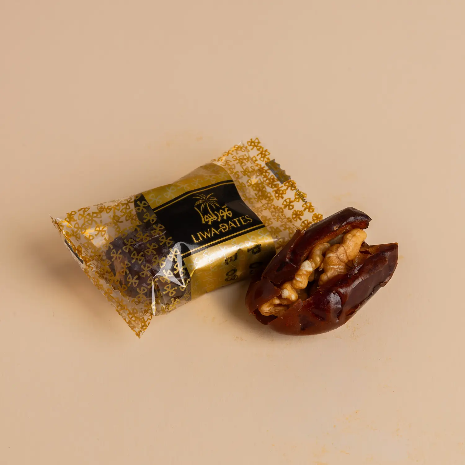 علبة تمر مغلف بشكل فردي – نكهة تمر أصيلة في تغليف فاخر. Discover Khudri Premium Filled Dates from Liwa Dates. High-quality Khudri dates stuffed with premium fillings, elegantly packaged.