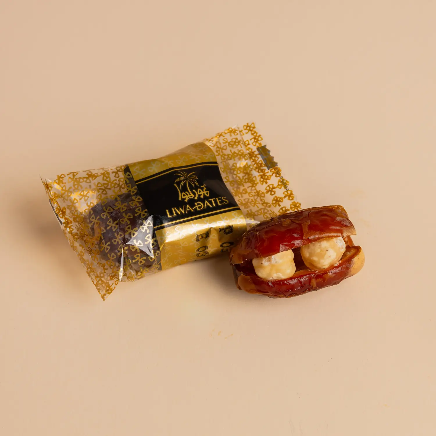 علبة تمر مغلف بشكل فردي – طعم تمر أصيل في تغليف فاخر وأنيق. Sagai Premium Filled Dates: Enjoy the natural flavour of dates with the Individually Wrapped Dates Box, offering a variety of premium date types.