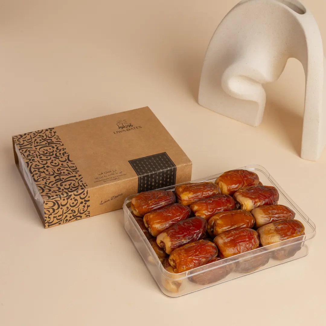 بوكس التمور المبردة – طراوة لا تفقدها البرودة! Keep your dates fresh and flavorful with the Frozen Dates Box. This product is packaged to maintain the coolness and softness of the dates.