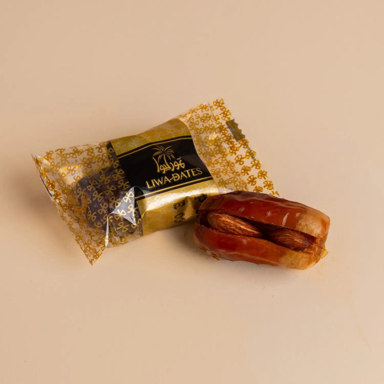 علبة تمر مغلف بشكل فردي – طعم تمر أصيل في تغليف فاخر وأنيق. Sagai Premium Filled Dates: Enjoy the natural flavour of dates with the Individually Wrapped Dates Box, offering a variety of premium date types.