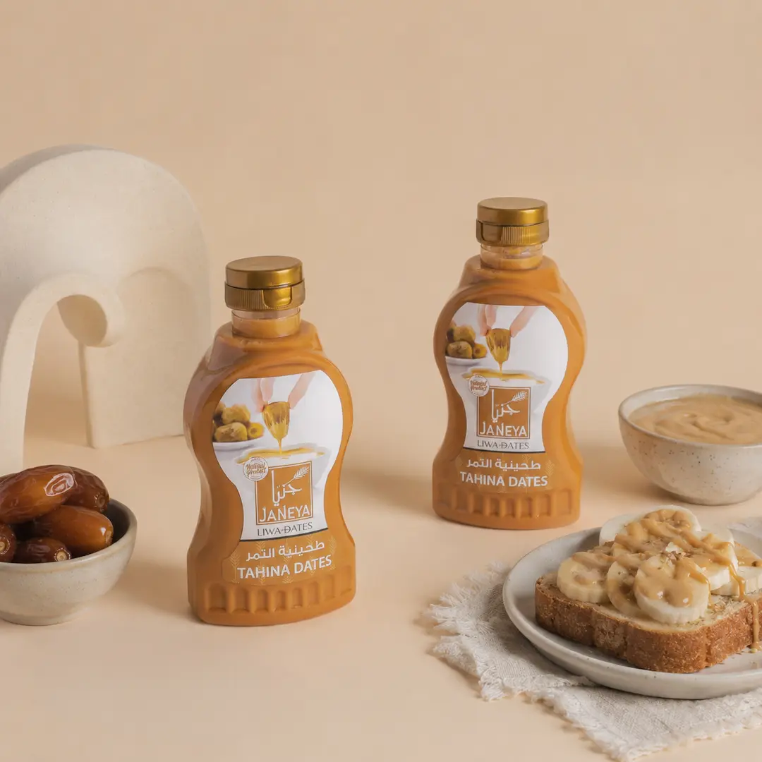 طحينة التمر هي معجون طبيعي مصنوع من مزج التمر مع الطحينة، يقدم قوامًا كريميًا ونكهة غنية مناسبة للخبز، والوجبات الخفيفة، والوصفات المختلفة. Dates Tahina combines premium dates with high-quality tahini to create a smooth, creamy spread that balances natural sweetness and nutty richness.