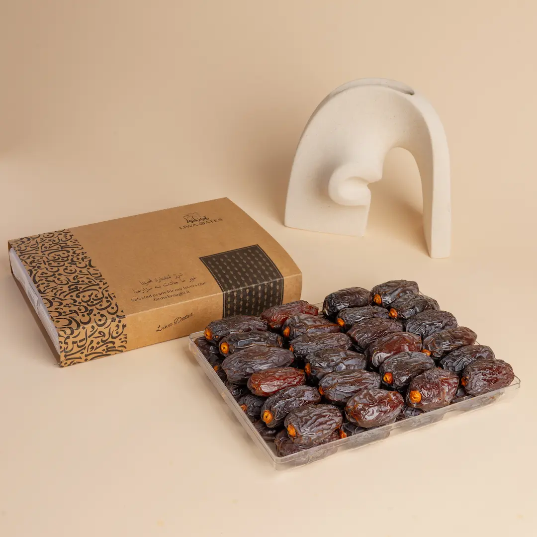 بوكس التمور المبردة – طراوة لا تفقدها البرودة! Keep your dates fresh and flavorful with the Frozen Dates Box. This product is packaged to maintain the coolness and softness of the dates.